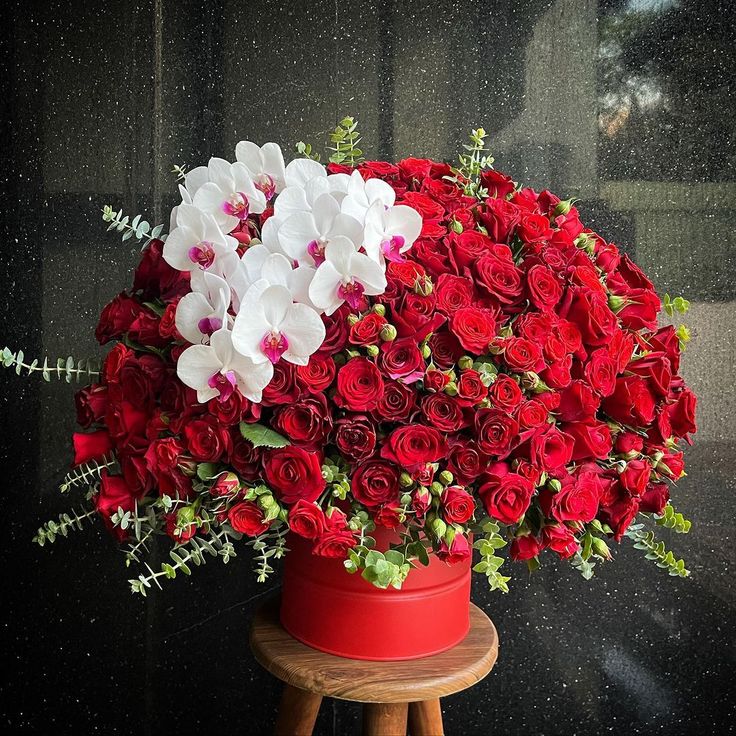 Red Flower box arrangement dubai | Flower box online