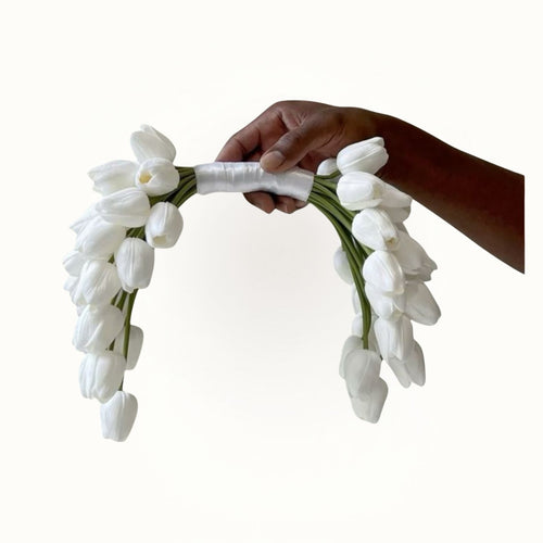 Hand holding a white tulip wreath | bridal flowet bouquet 