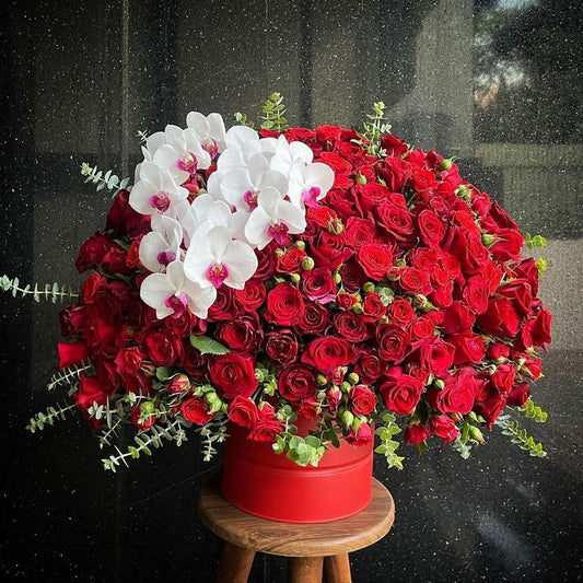 Red Flower box arrangement dubai | Flower box online 