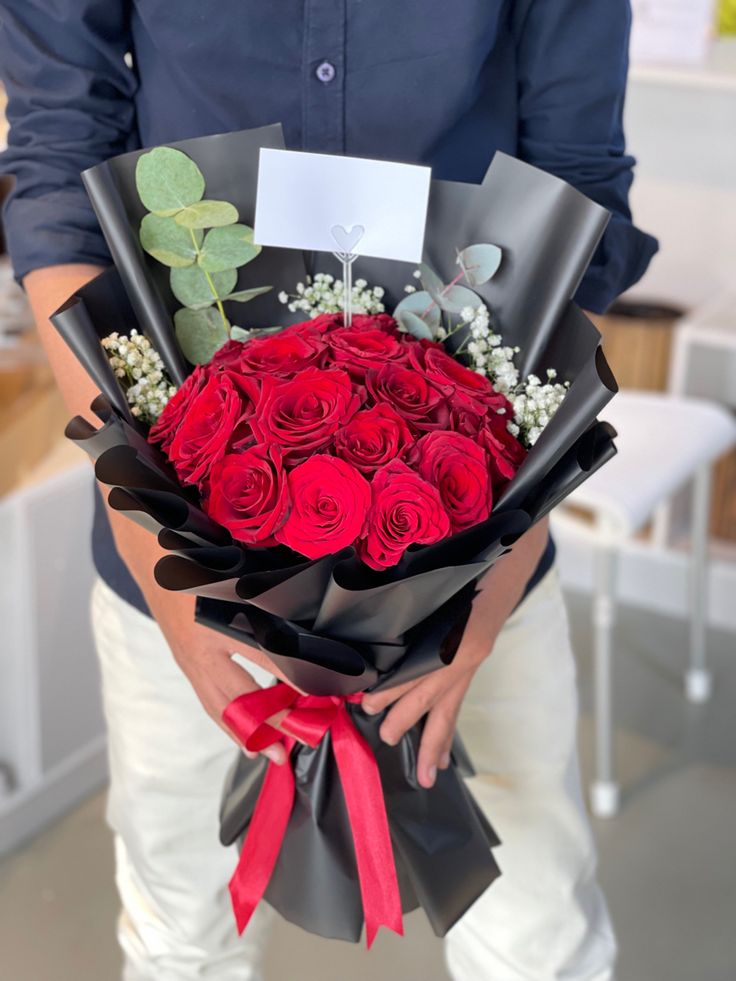 Red roses and gypsophila mixed flower bouquet